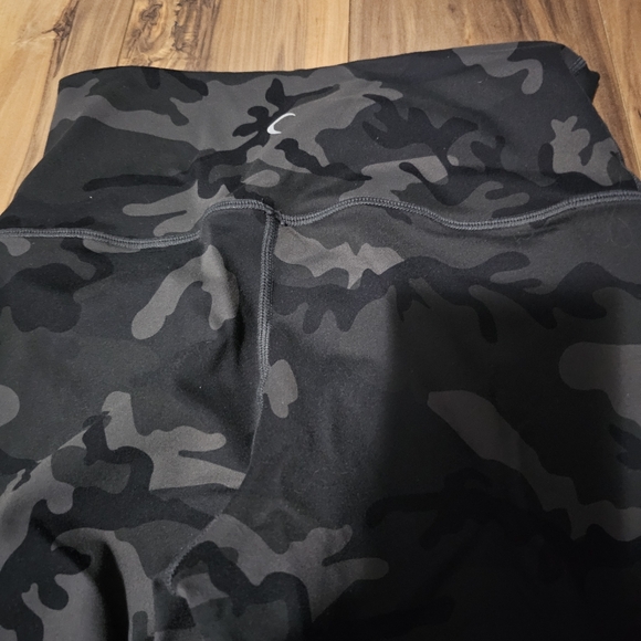 Zyia Forest Camo Luxe Hi-Rise Capri 20" size 2 - Picture 4 of 4